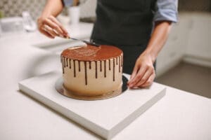 How to decorate a cake