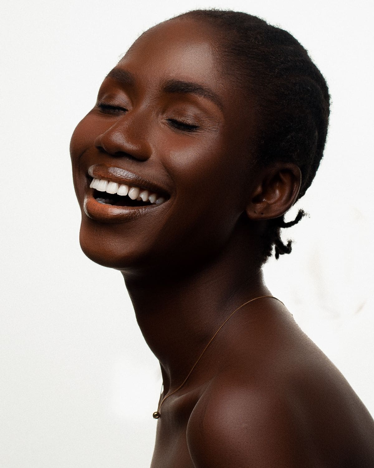Glowing hydrated skin, the base for cloud skin makeup